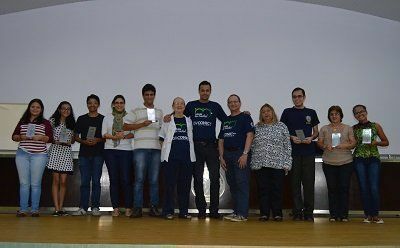 Organizadores do XXV Conic com alunos e orientadores de projetos que obtiveram o  prêmio de primeiro lugar 